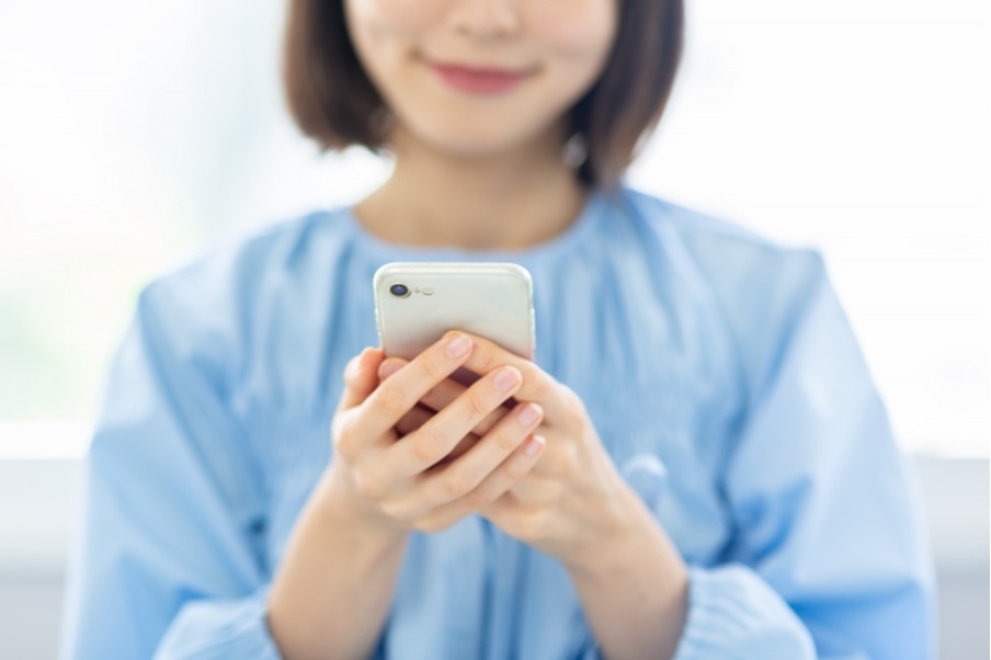 女性,微笑み,スマホ