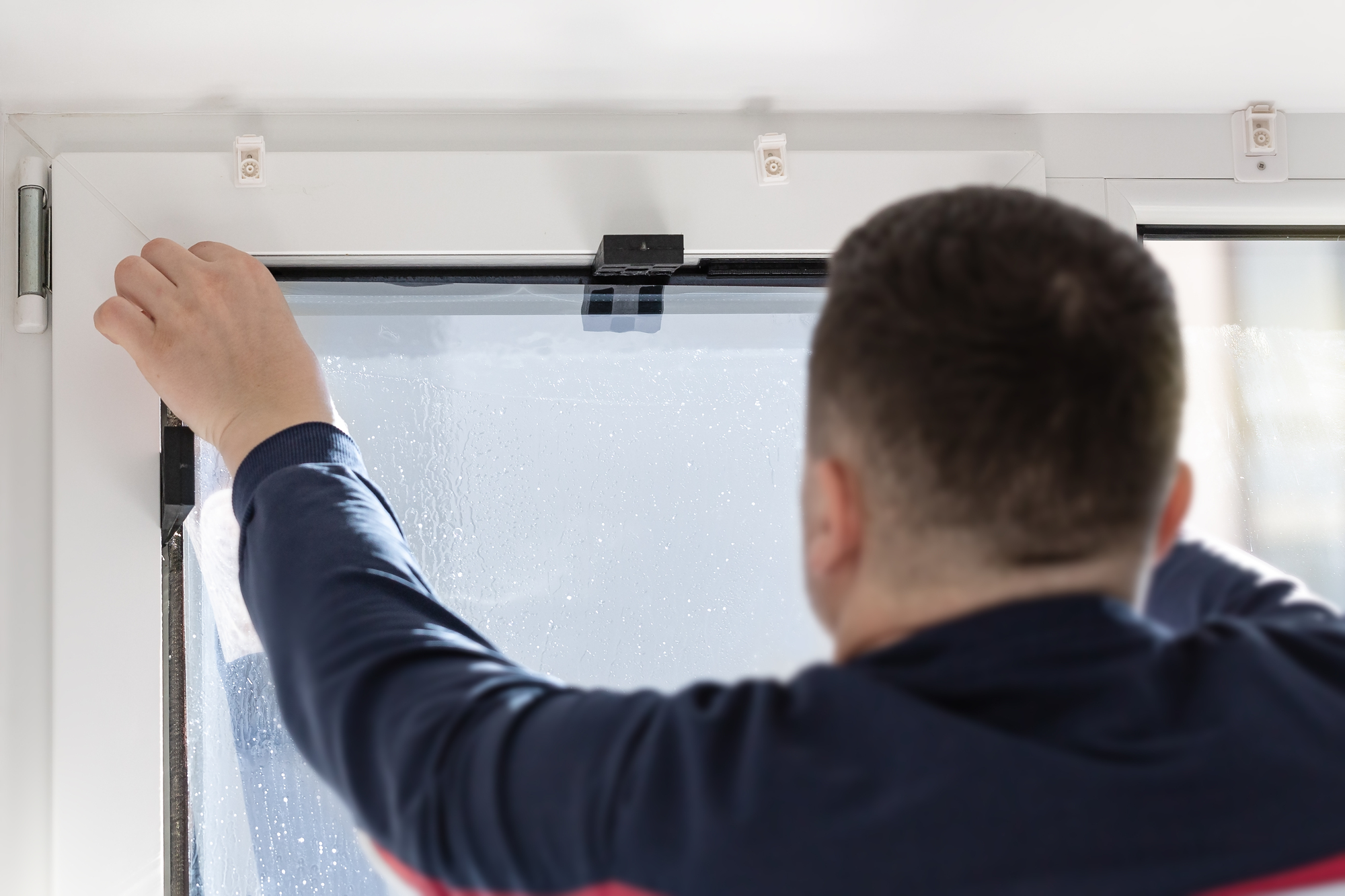 不動産会社の開業後に交付される「宅建免許証」とは？標識との違い・掲示義務も解説