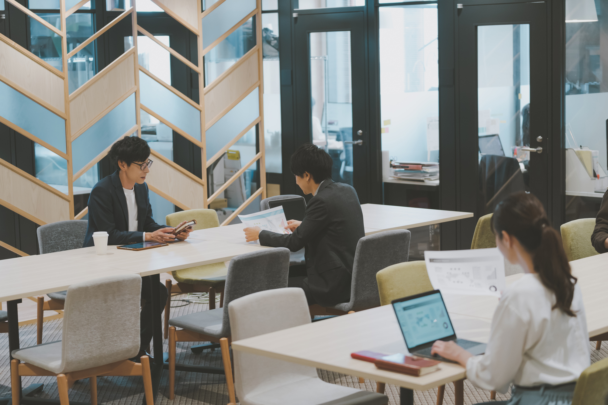 コワーキングスペースで不動産業は始められる？免許取得の可否と条件まとめ