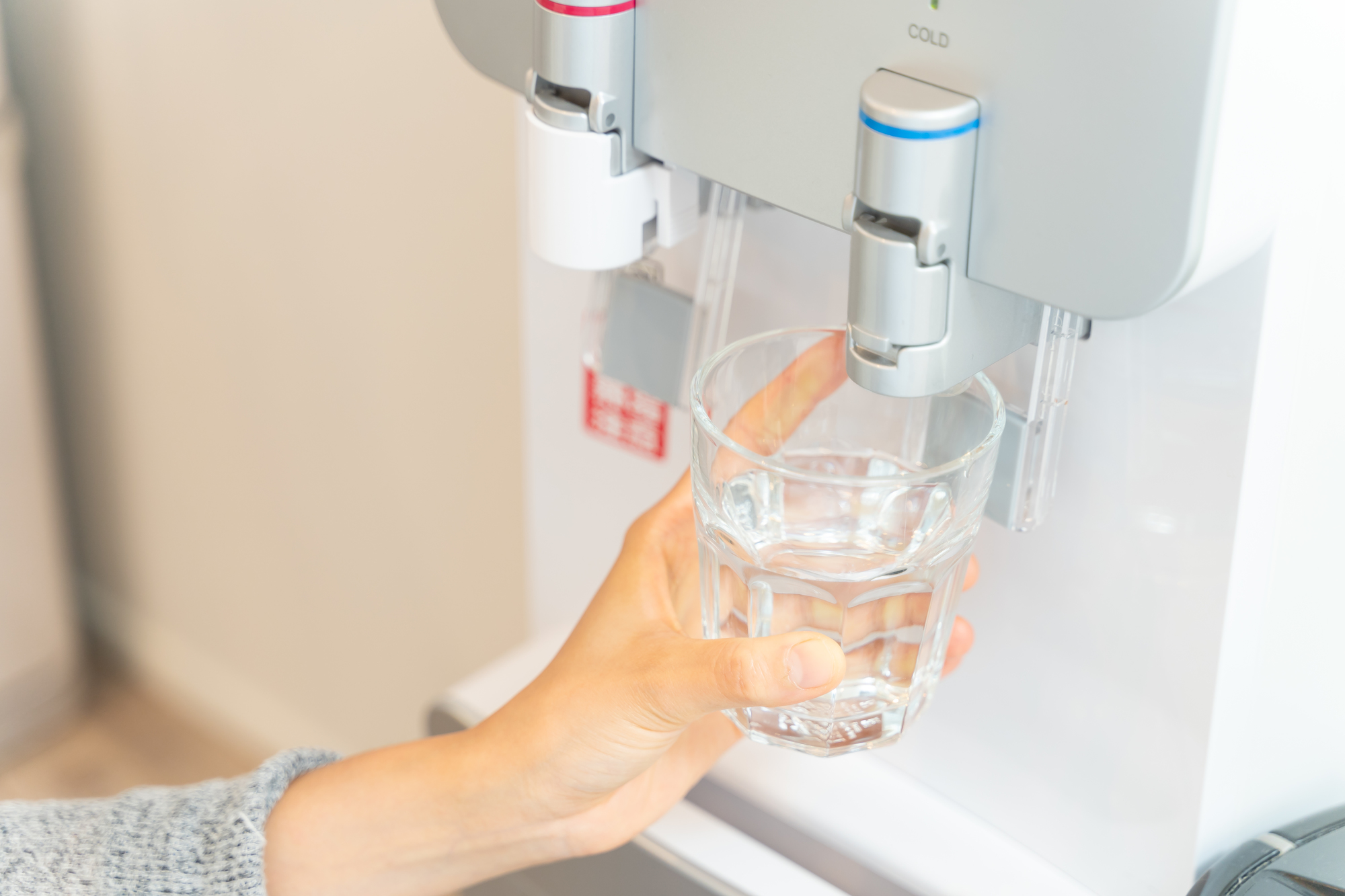 不動産業の事務所向けウォーターサーバーおすすめ3選｜費用・サイズ・設置のポイントを比較