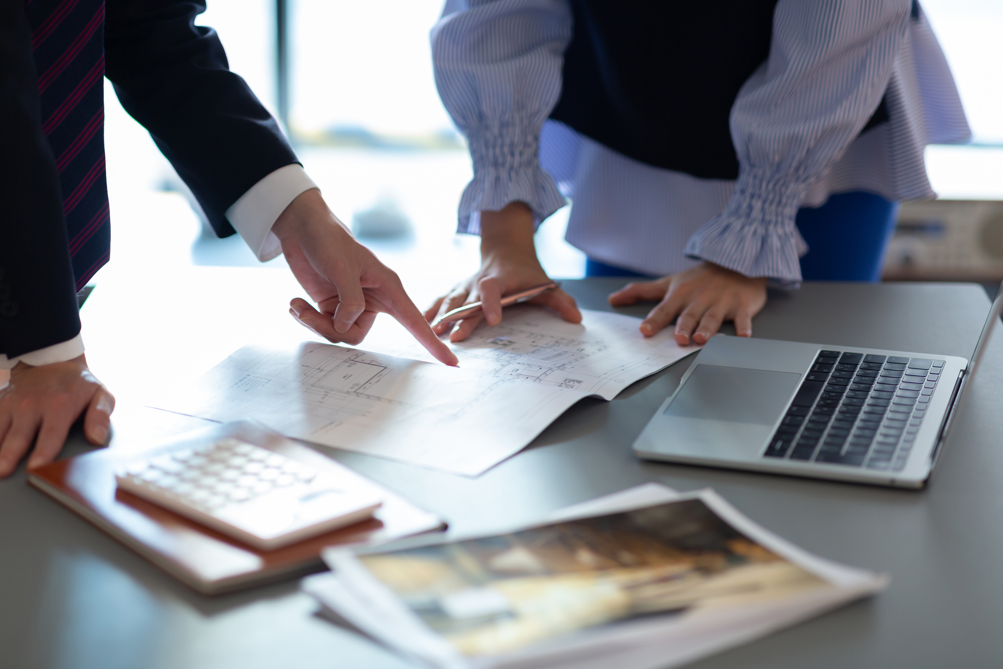 不動産会社の開業に経理担当は必要？自分でやる場合と外注の判断基準を解説