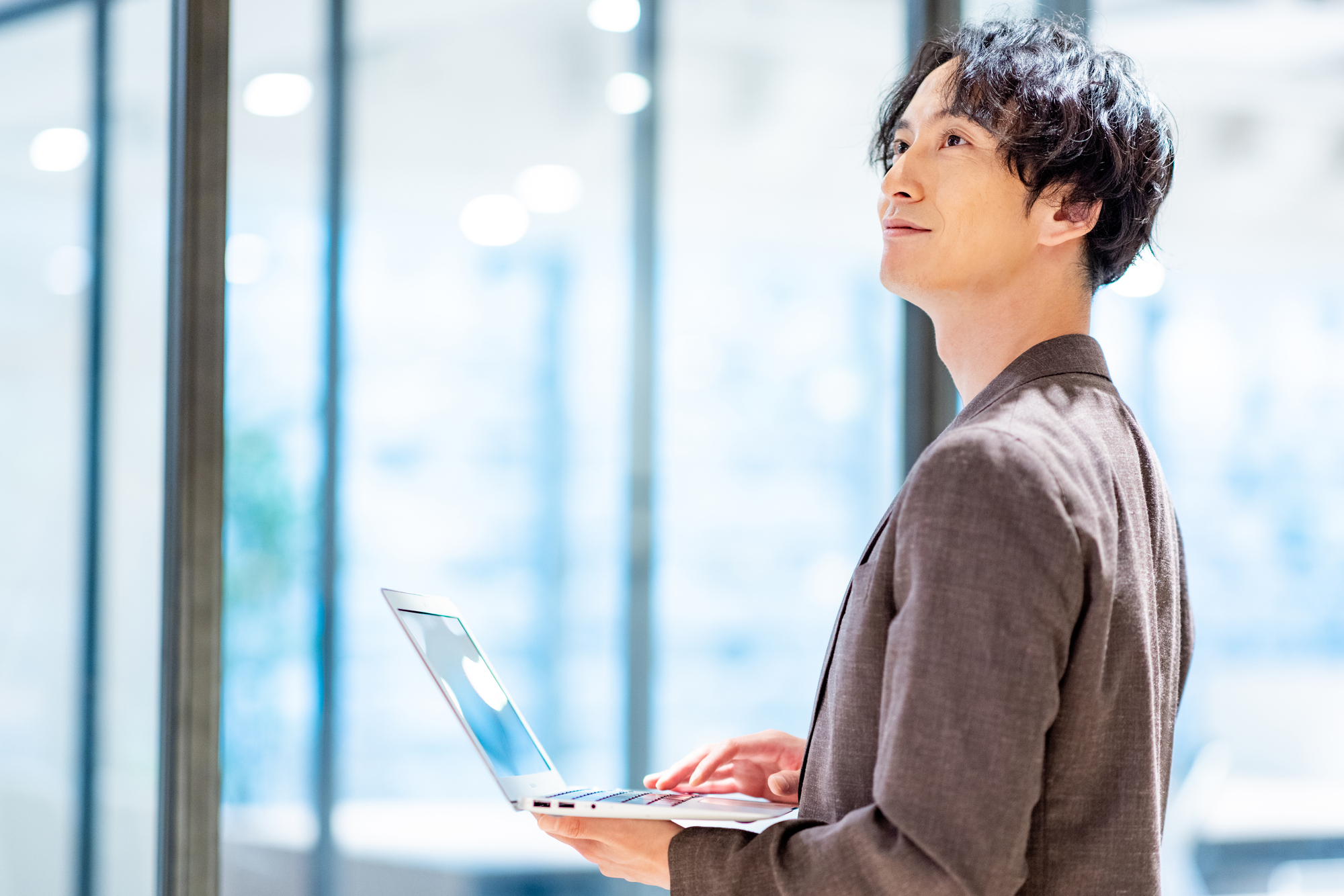 宅建業の標識設置ルール｜位置・サイズ・記載内容の完全ガイド