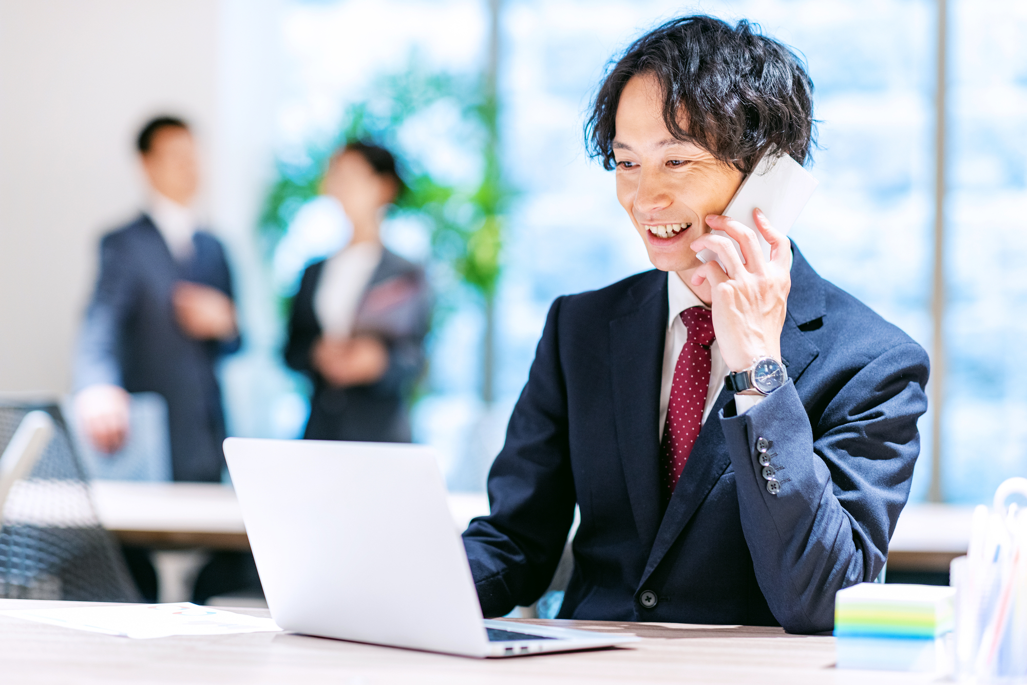 携帯電話だけではダメ？不動産開業で固定電話を設置するメリット・実務上の影響とは