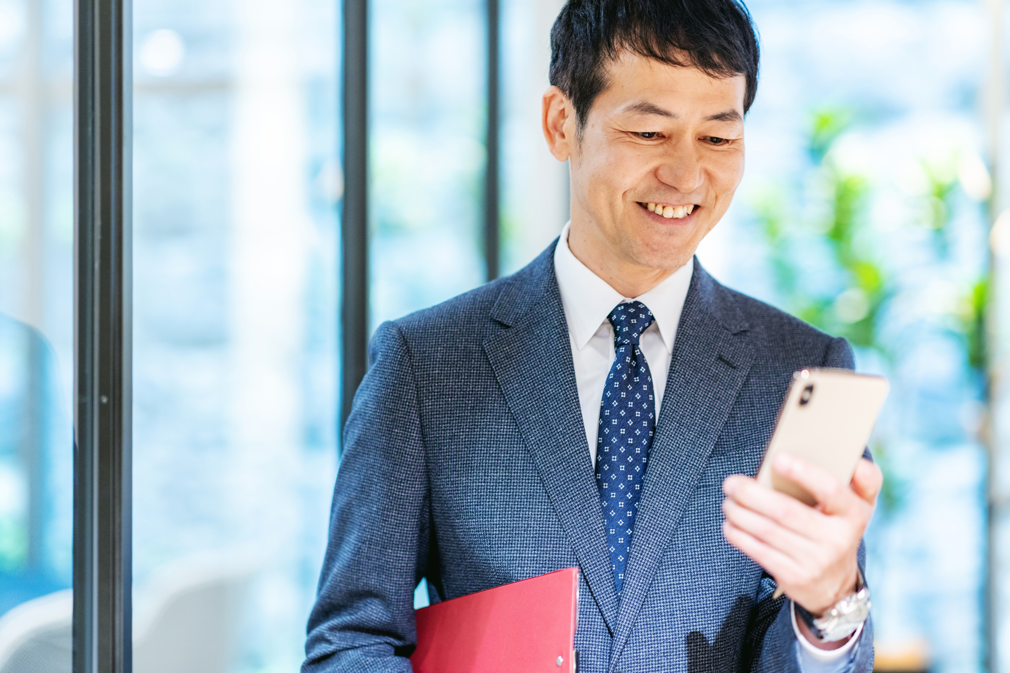 不動産会社の開業に法人携帯は必要？個人スマホとの違いや契約メリットを解説