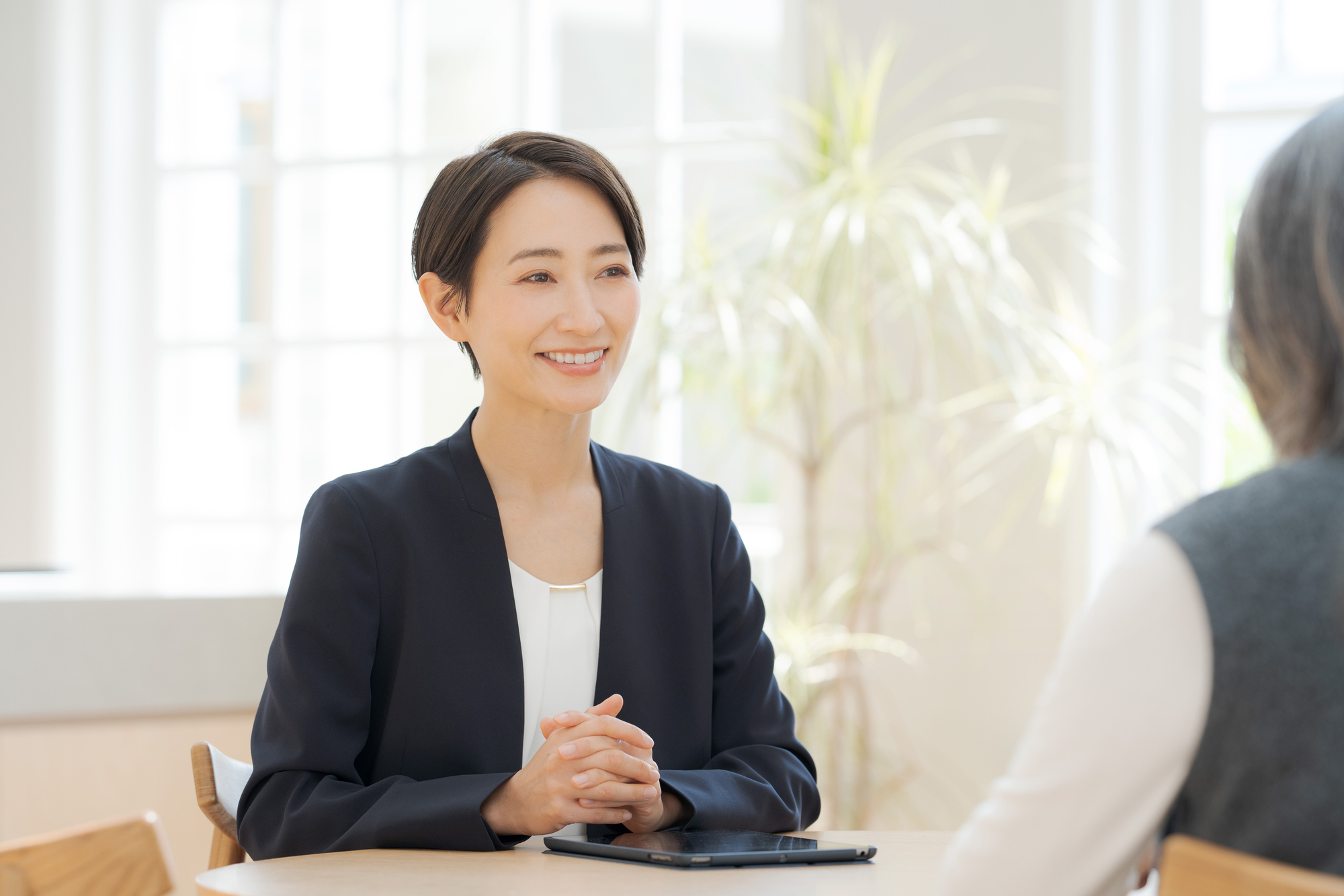 不動産開業に社労士はいつから必要？顧問契約の費用相場と業務内容を解説