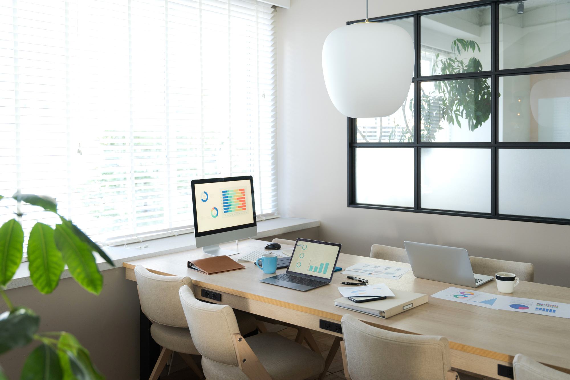 レンタル・コワーキング・サテライトの違いとは？不動産業の開業に適したオフィス形態比較