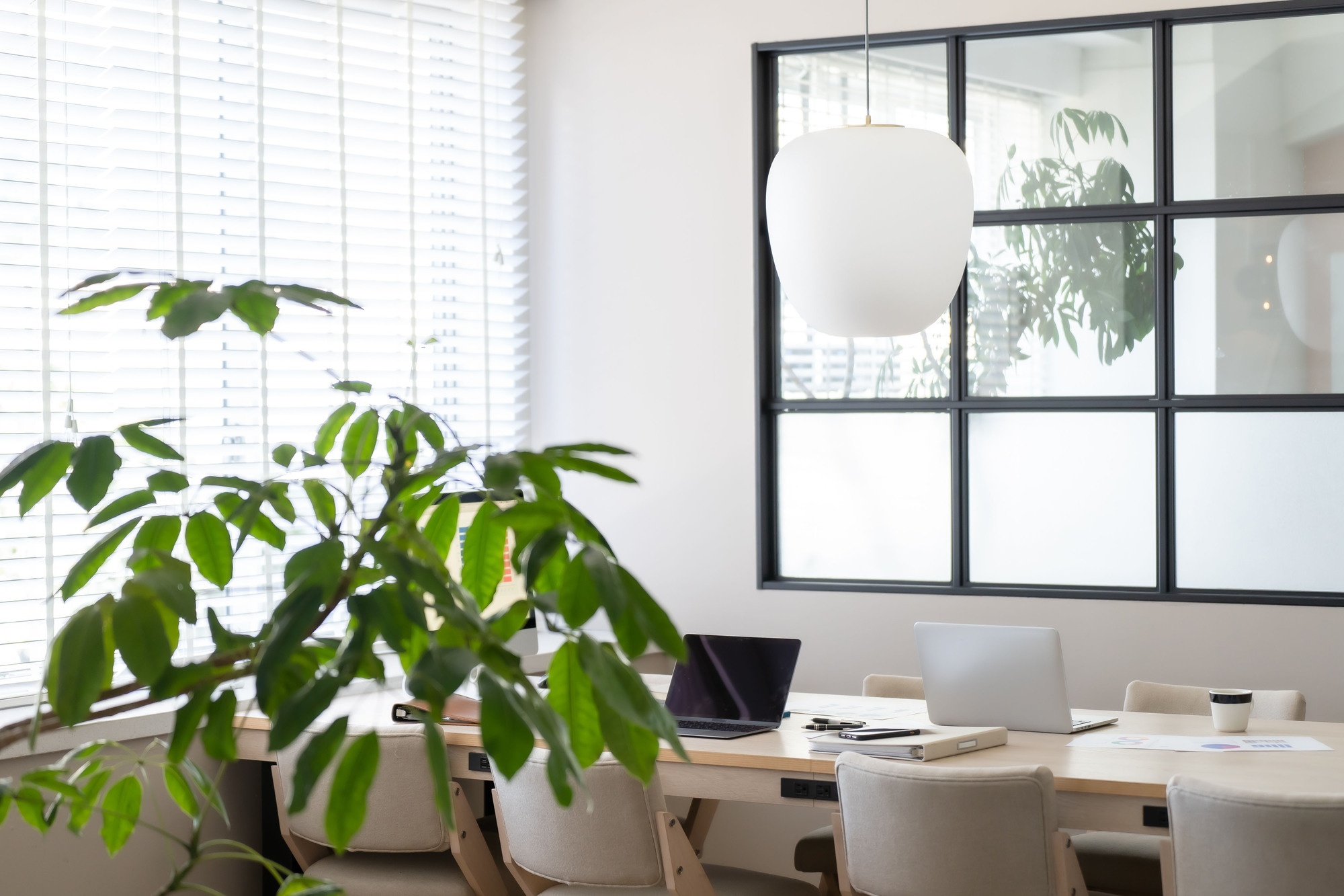 オフィス家具や什器の選び方｜不動産事務所に適したレイアウトと機能性を紹介