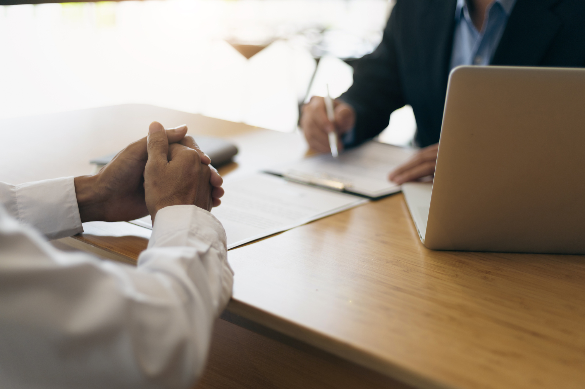 不動産会社に顧問弁護士は必要？開業時に備えるべき法務リスクと契約タイミング