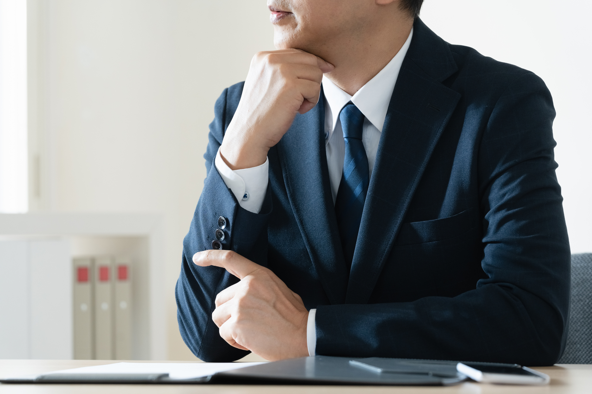 宅建免許証はどこに掲示すればいい？事務所内での正しい掲示場所と違反リスクを解説